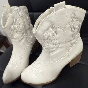 White low-cut cowgirl boots